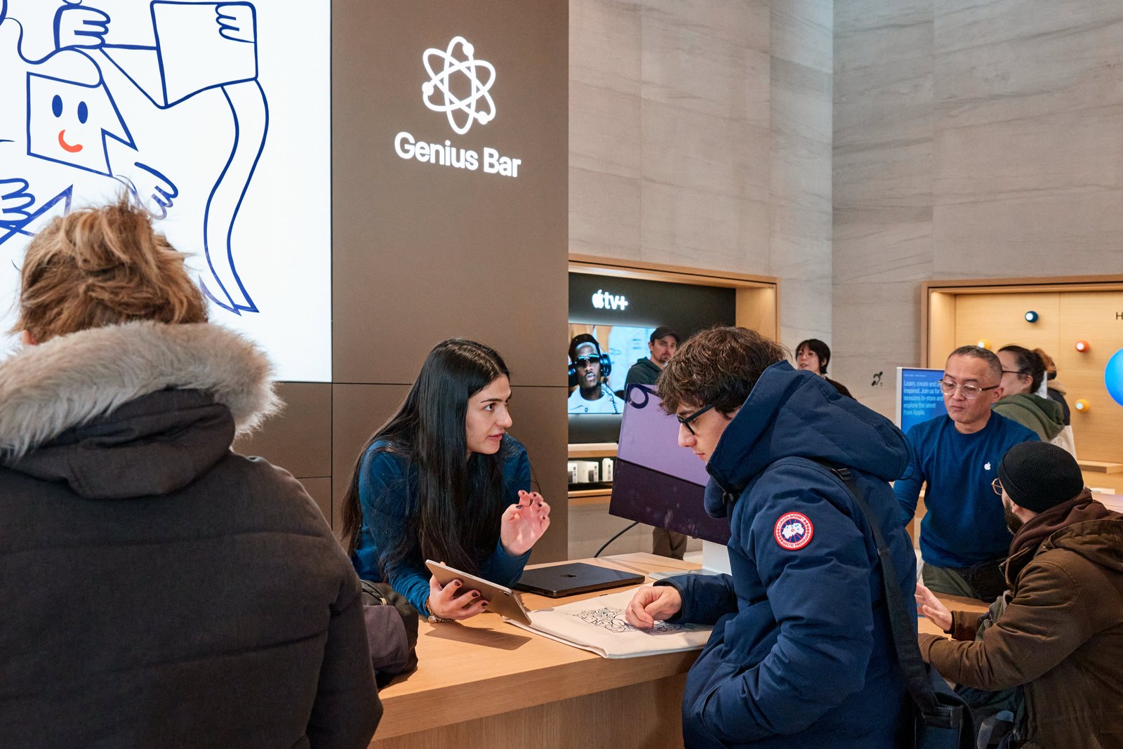 Gurman: Apple planteó sustituir a 5.000 empleados de AppleCare por agentes de IA y lo ha aparcado
