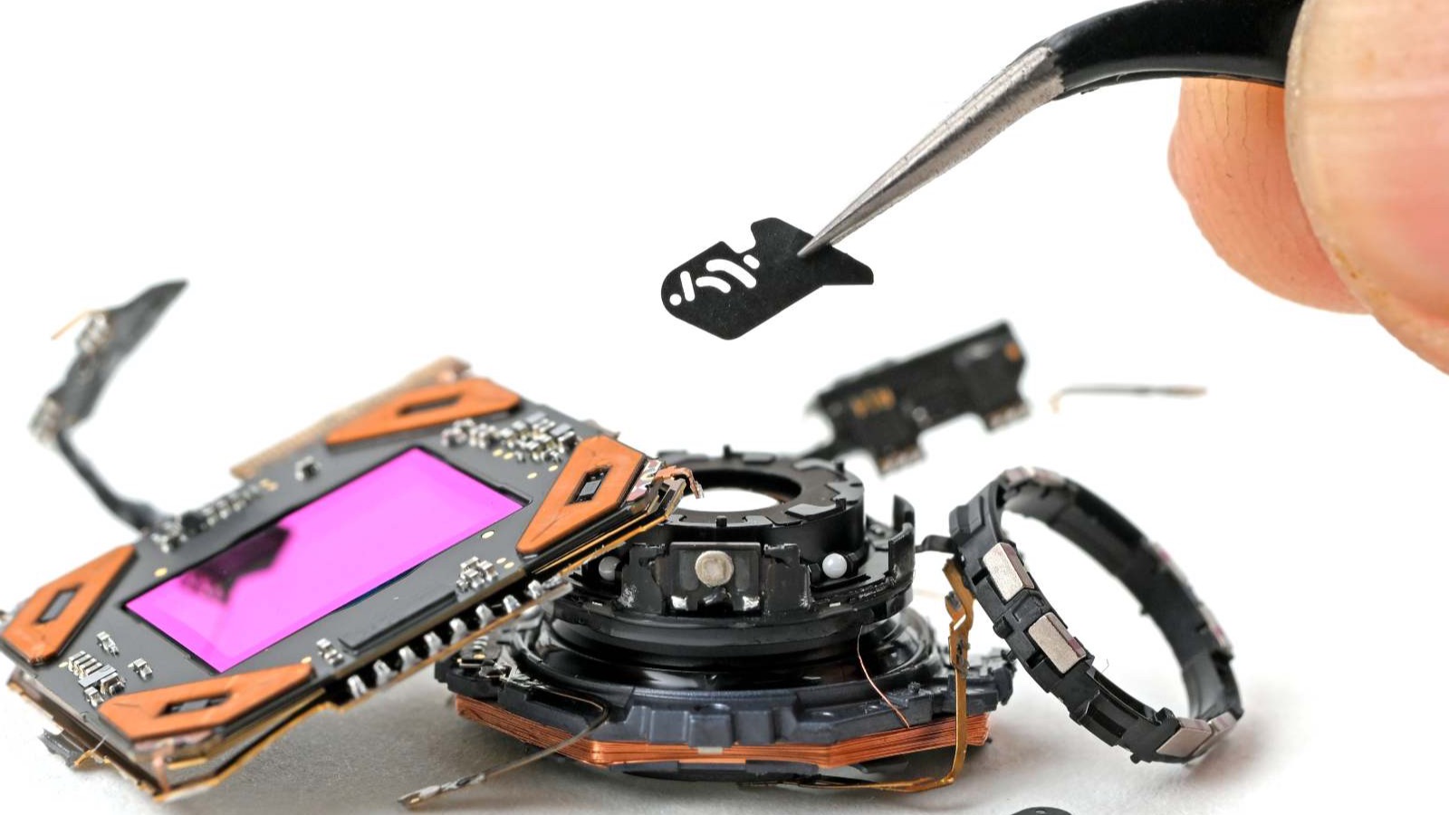 iFixit abre el 18 Pro: apertura variable de cerca y marco de pantalla que se rompe